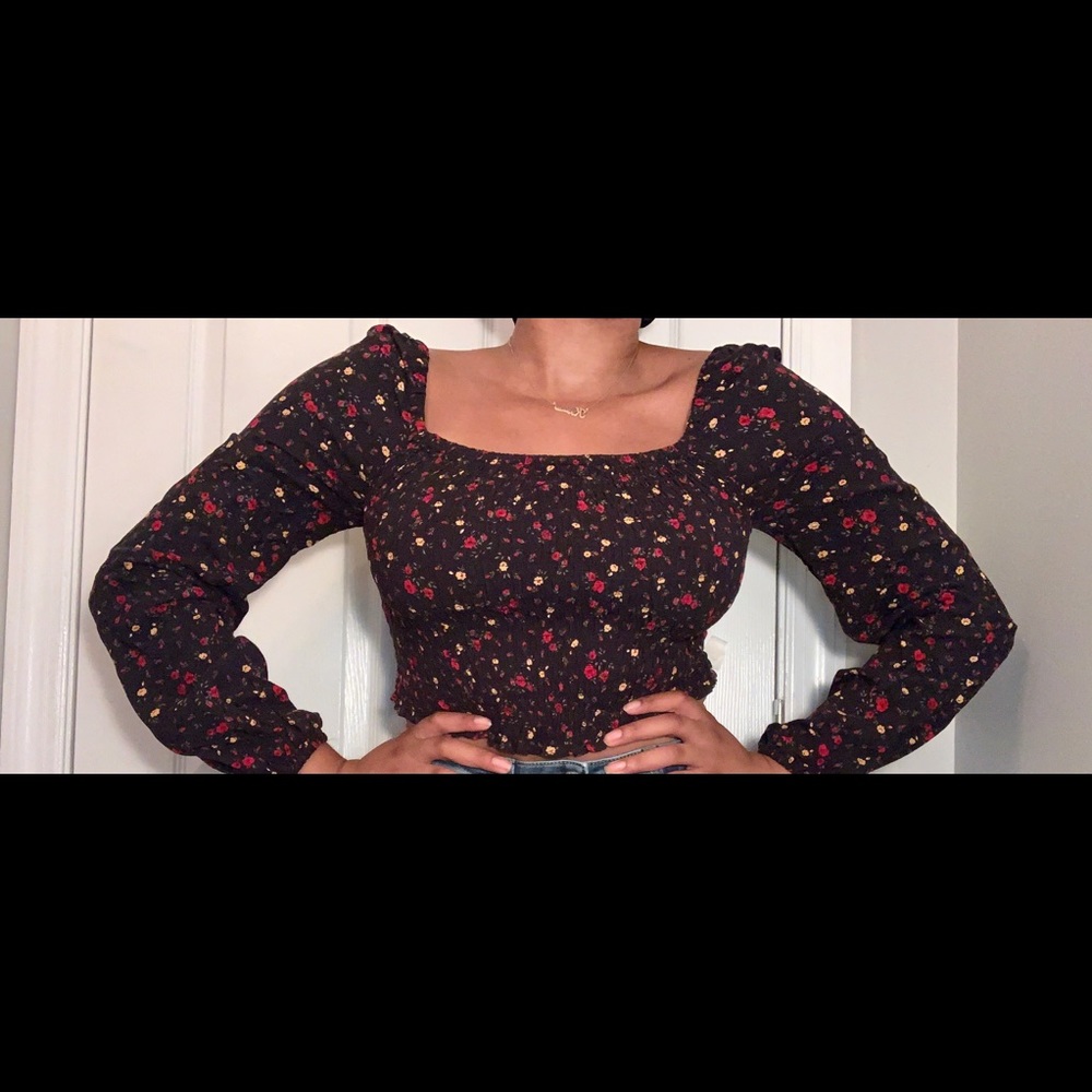 Cropped, long sleeved floral top w/ ruched bodice